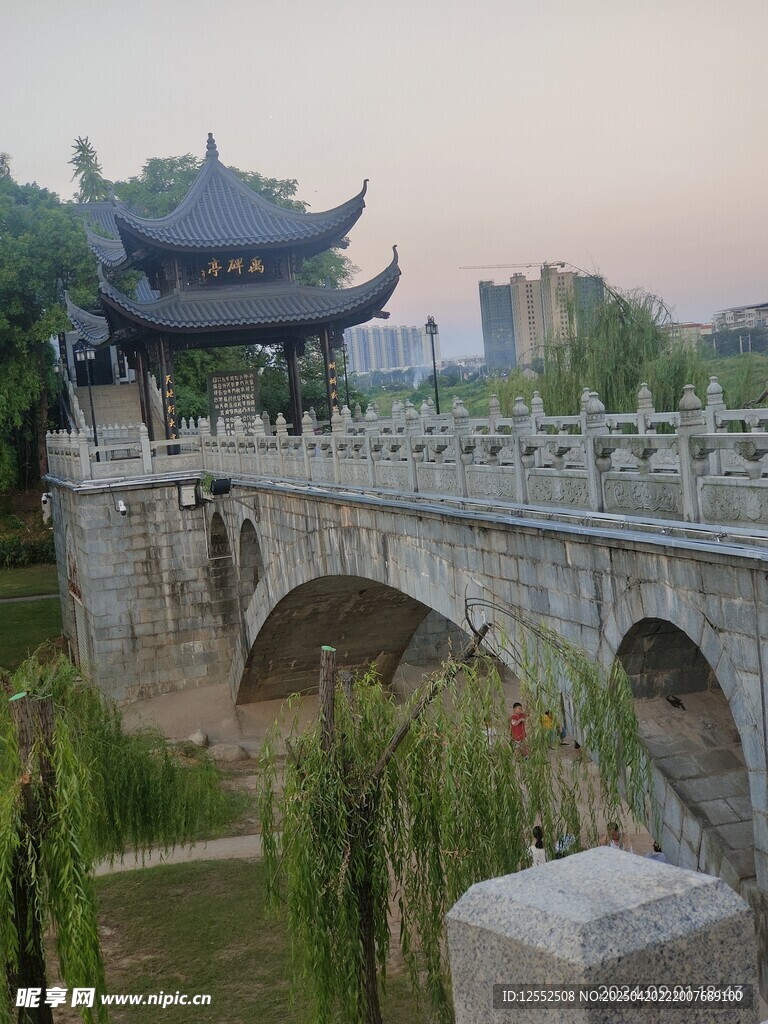 古风石桥与亭阁景观