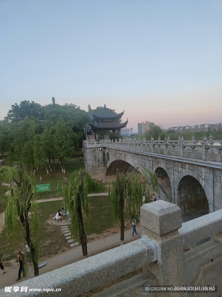 古桥园林黄昏美景