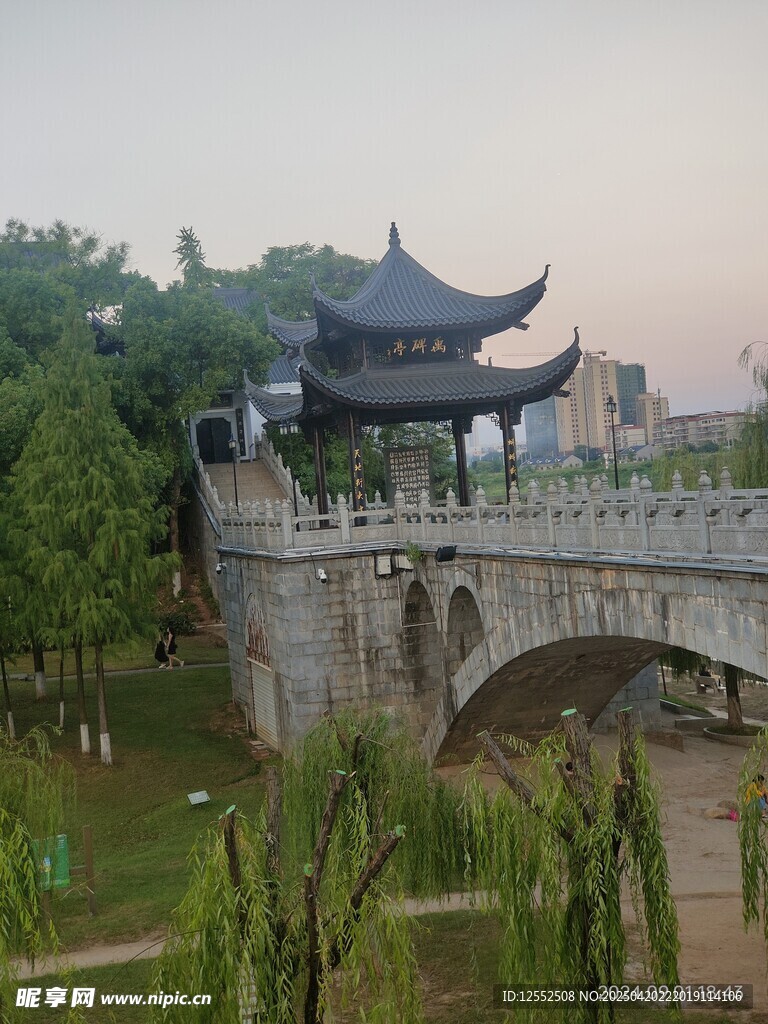 古风石桥与亭阁美景