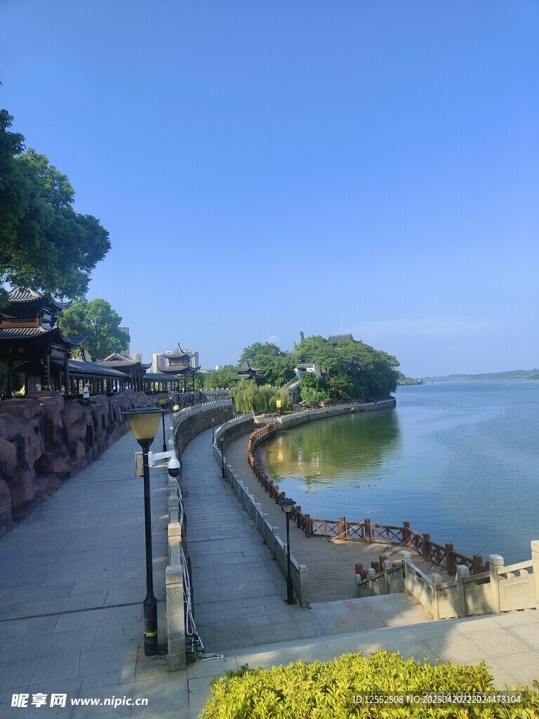 湖畔步道美景