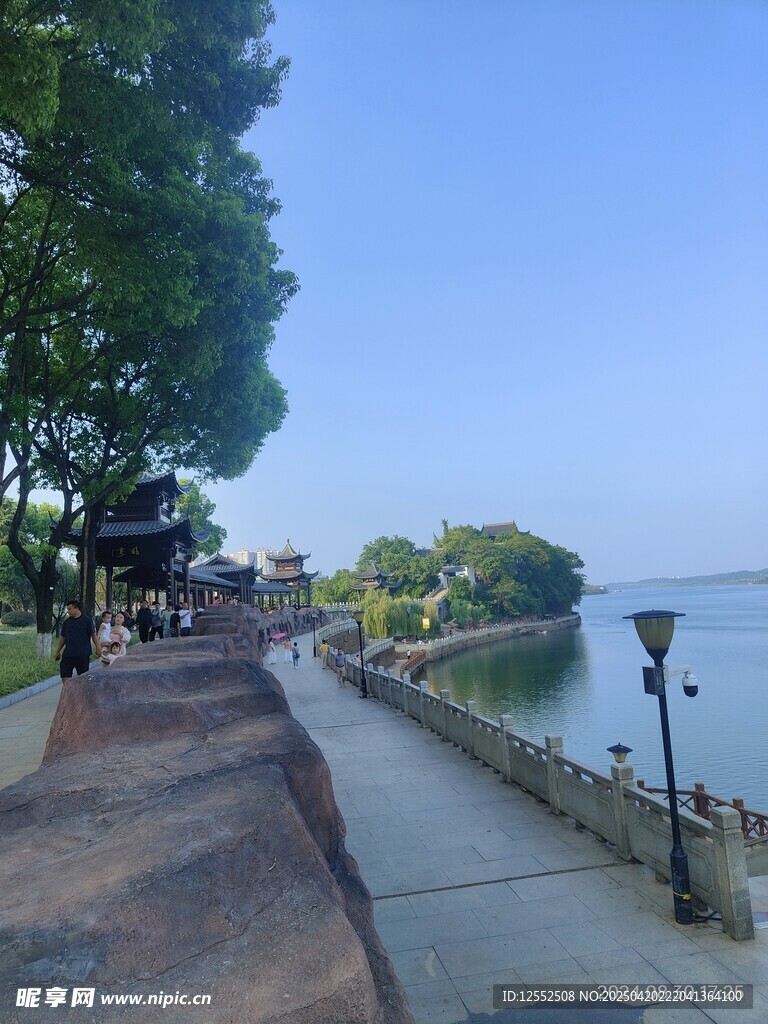 湖畔步道美景
