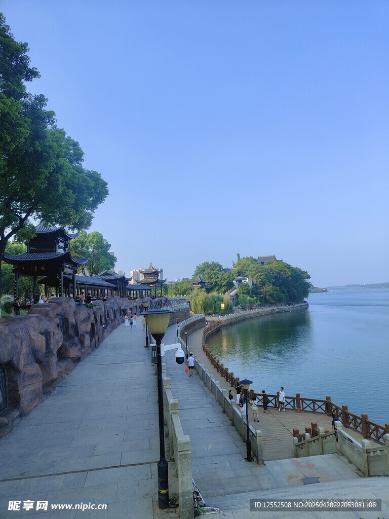 湖畔漫步道风景宜人
