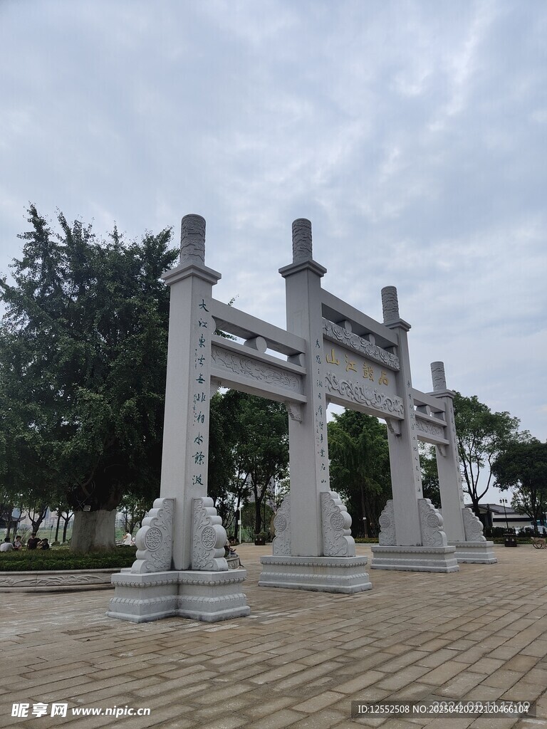 古典石牌坊屹立于广场