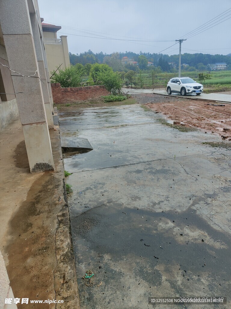 泥泞院落及周边景象