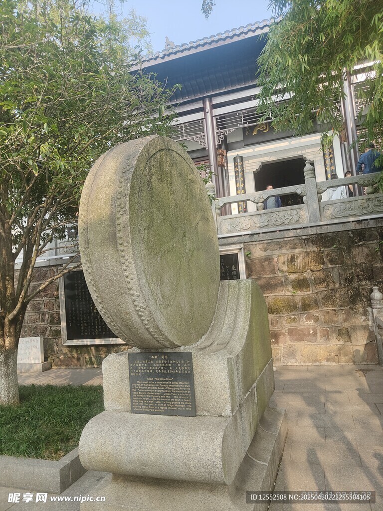 古老石磨置于庭院中