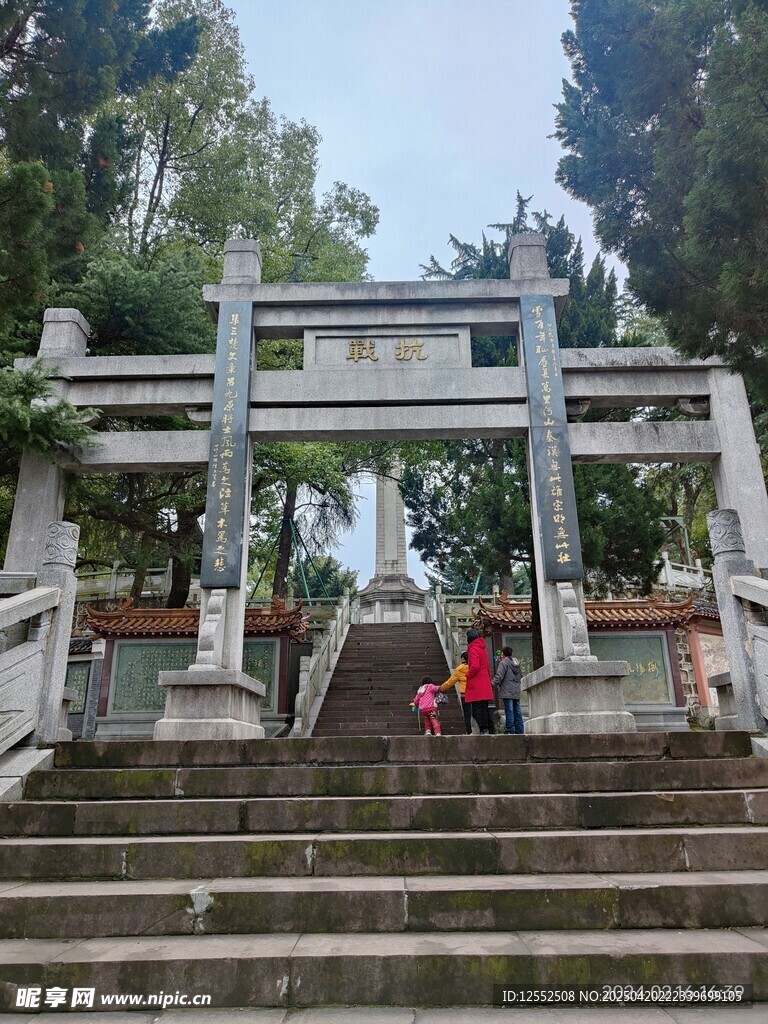 古朴石牌坊下的休憩场景