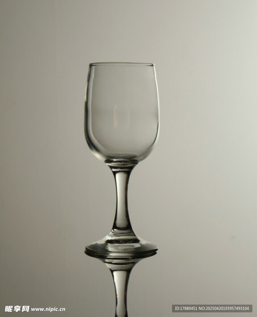 高脚酒杯