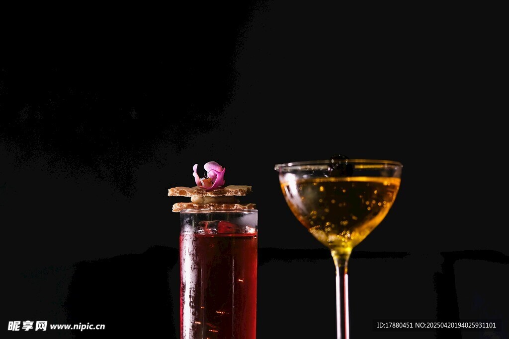 精致鸡尾酒与装饰瓶