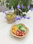 多彩蔬果拼盘与绿植点缀