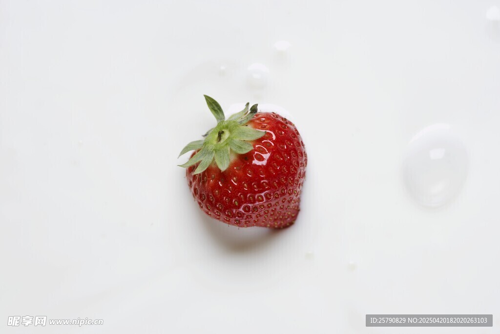 一颗新鲜草莓
