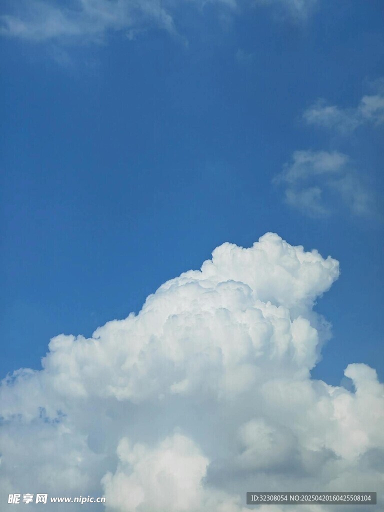 蓝天中的蓬松白云