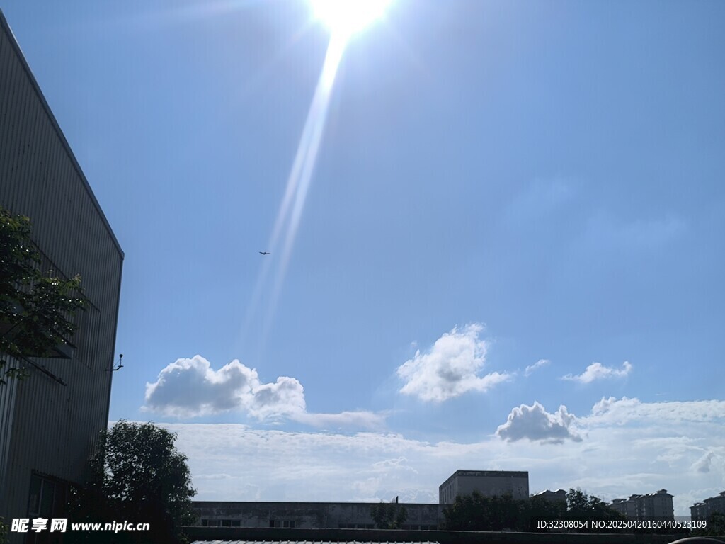 晴朗天空下的阳光与云朵