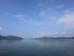 宁静湖景与蓝天白云