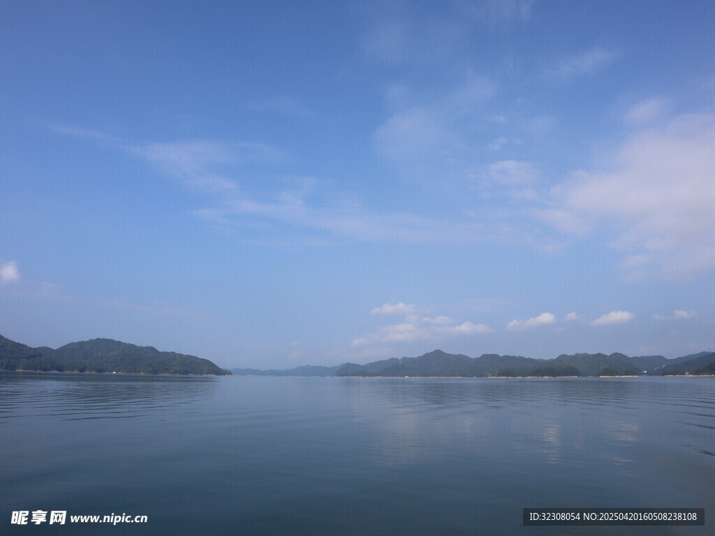 宁静湖景与蓝天白云