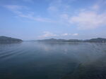 宁静湖面与远处山峦美景