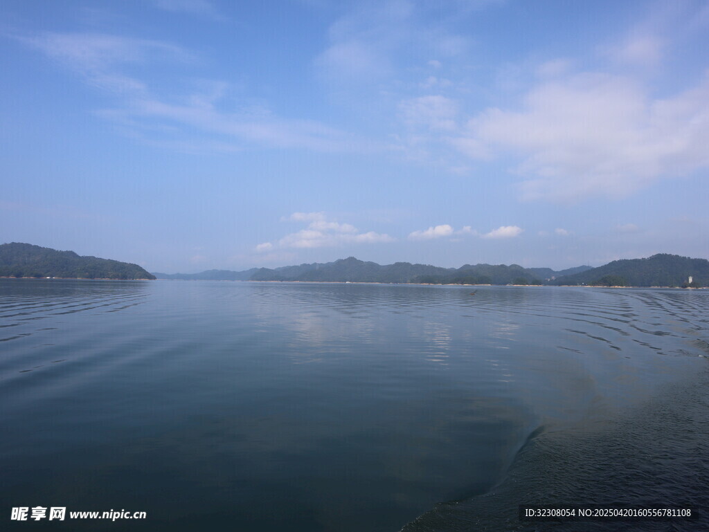 宁静湖面与远处山峦美景