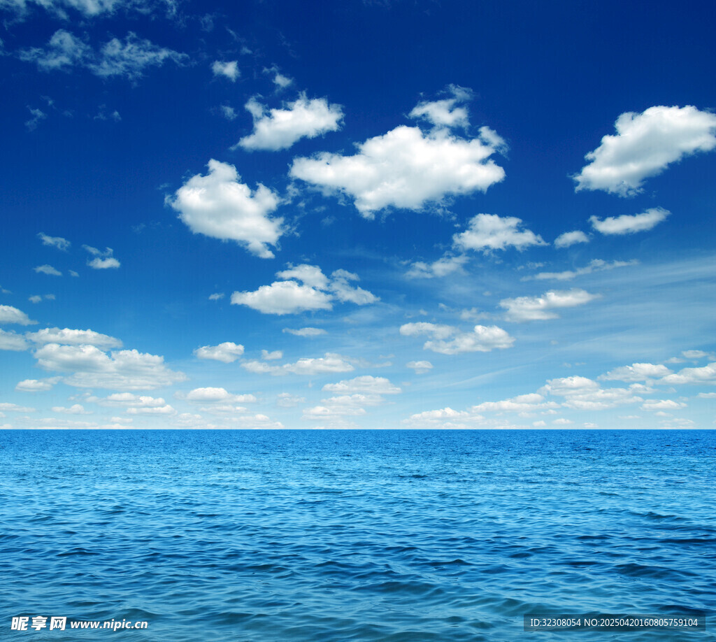 蔚蓝大海与飘浮白云