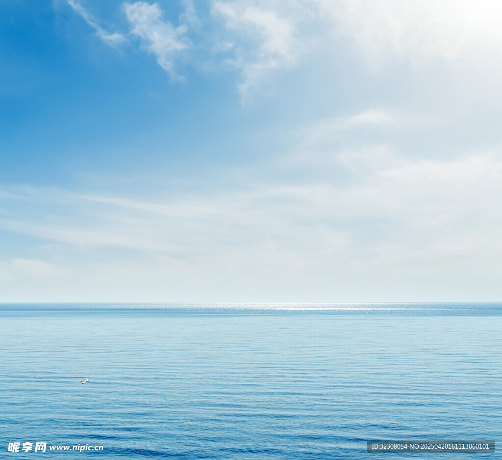 蔚蓝海面与晴朗天空美景