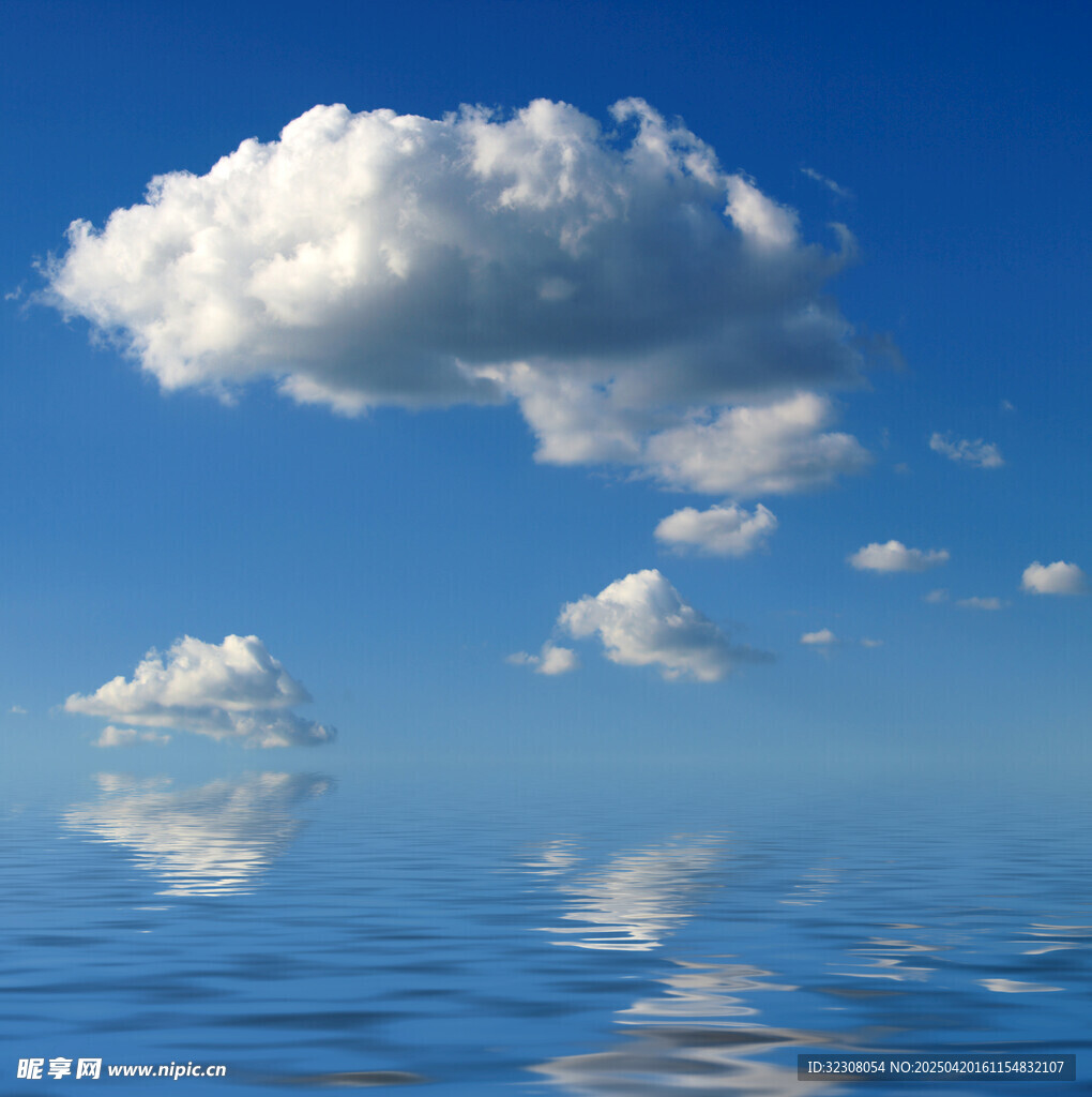 蓝天浮白云 水面映美景