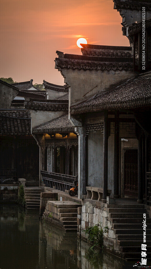 夕阳下的江南水乡古宅