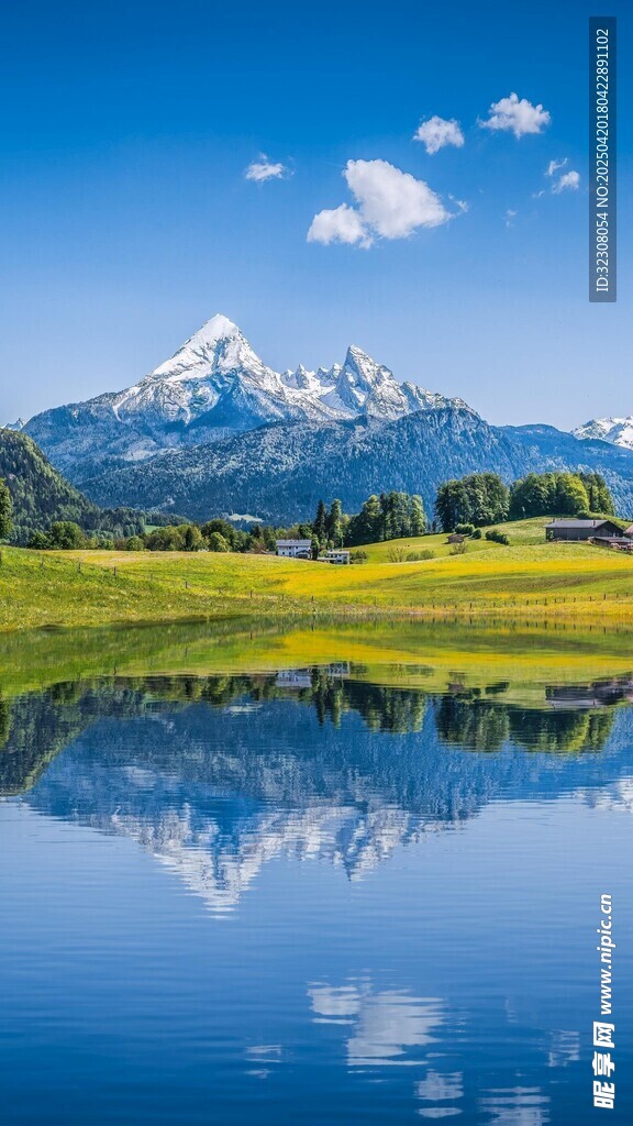 湖畔雪山美景