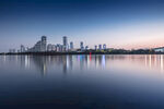 城市湖畔黄昏天际线美景