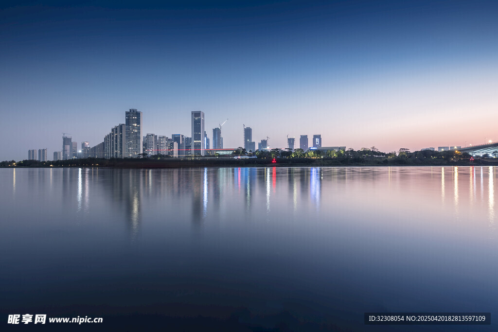 城市湖畔黄昏天际线美景