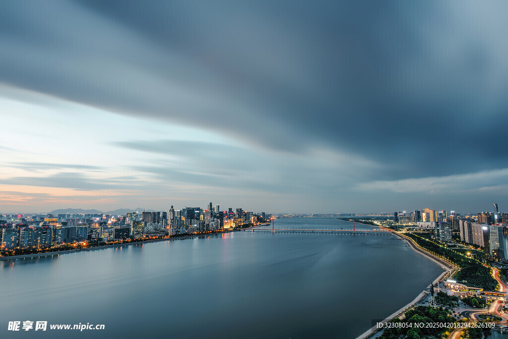 城市河畔黄昏壮丽景观
