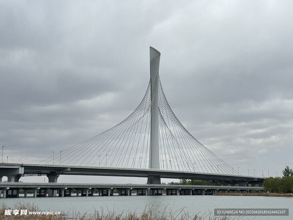 现代斜拉桥横跨水域景观