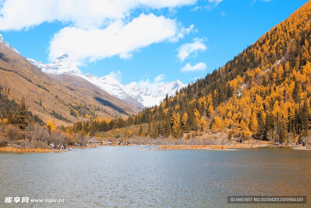 秋日山间湖泊美景