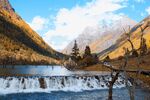 山间湖泊瀑布壮丽美景
