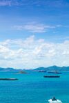 碧海蓝天中的海上风光