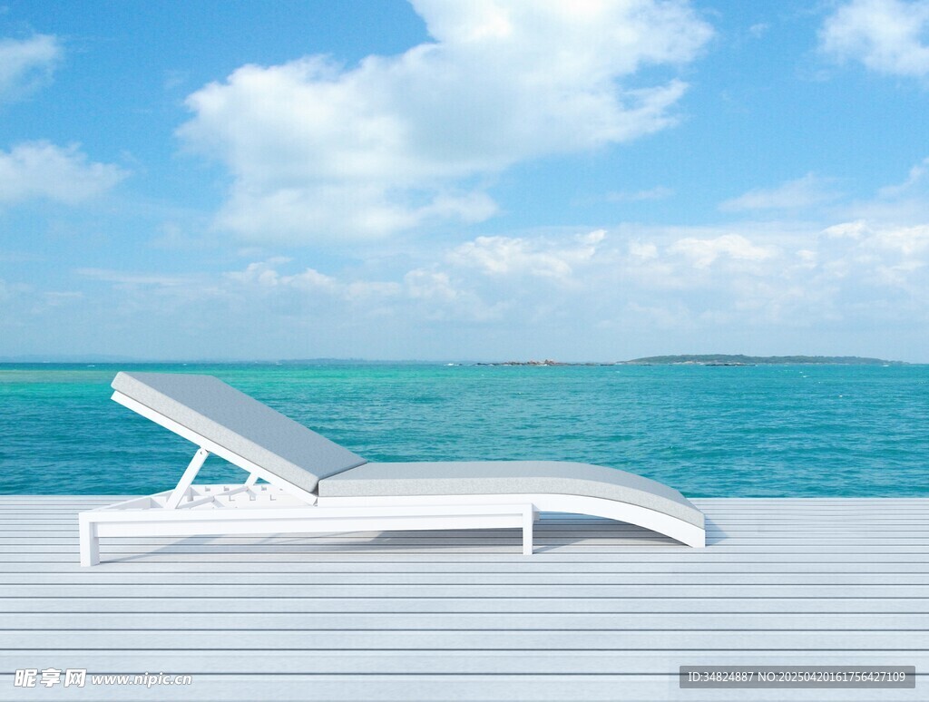 海边白色躺椅惬意景致