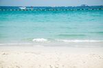 美丽海滨沙滩与碧蓝海水