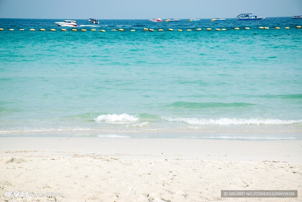 美丽海滨沙滩与碧蓝海水