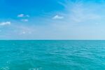 蔚蓝大海与晴朗天空