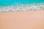 海边沙滩上的白色浪花