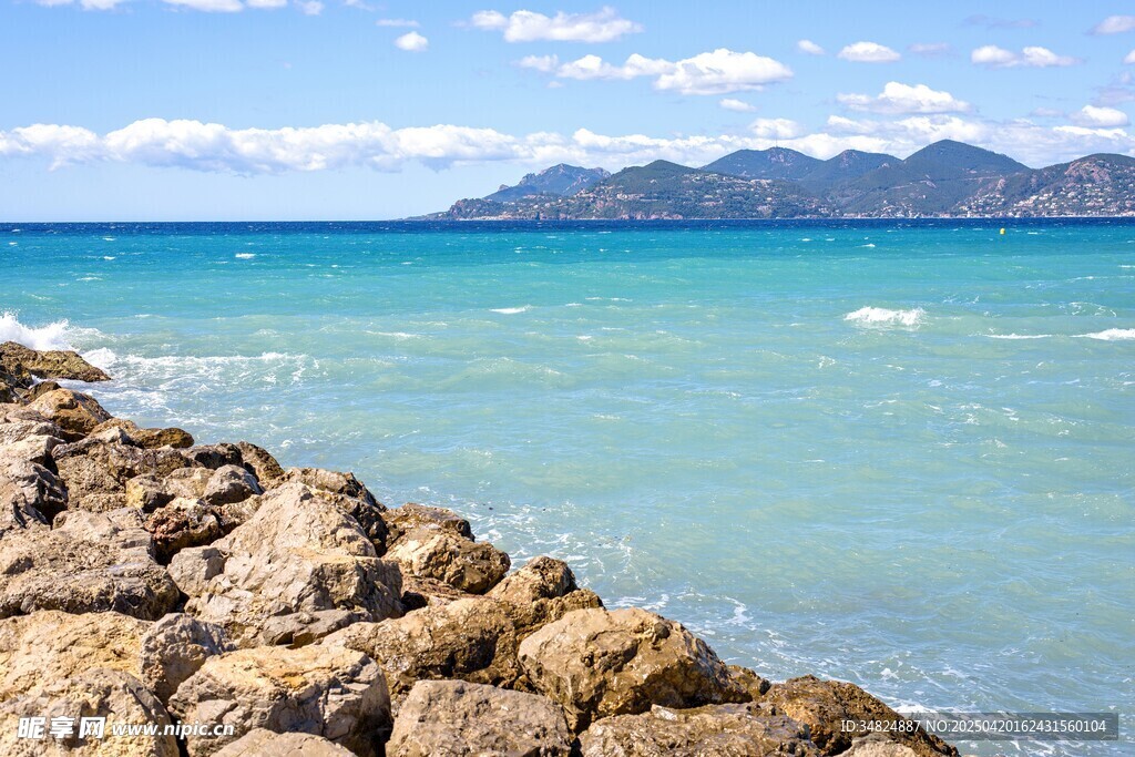 海边嶙峋礁石与碧海蓝天
