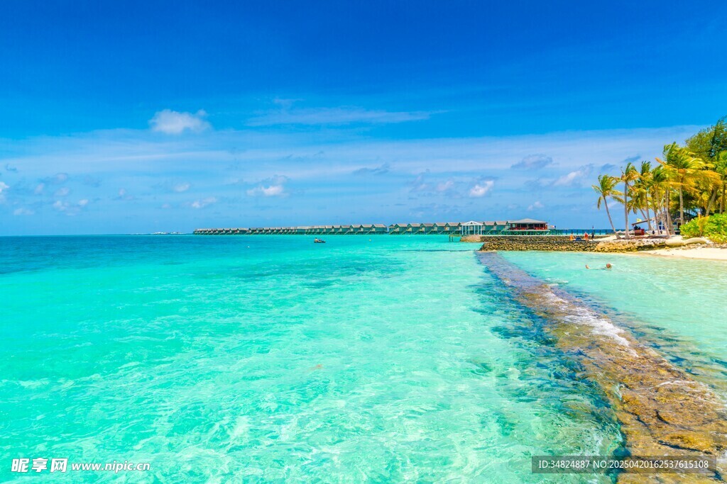 美丽海岛清澈碧蓝海水
