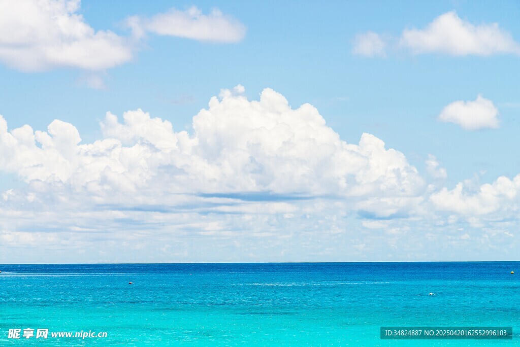 蔚蓝大海与洁白云朵美景