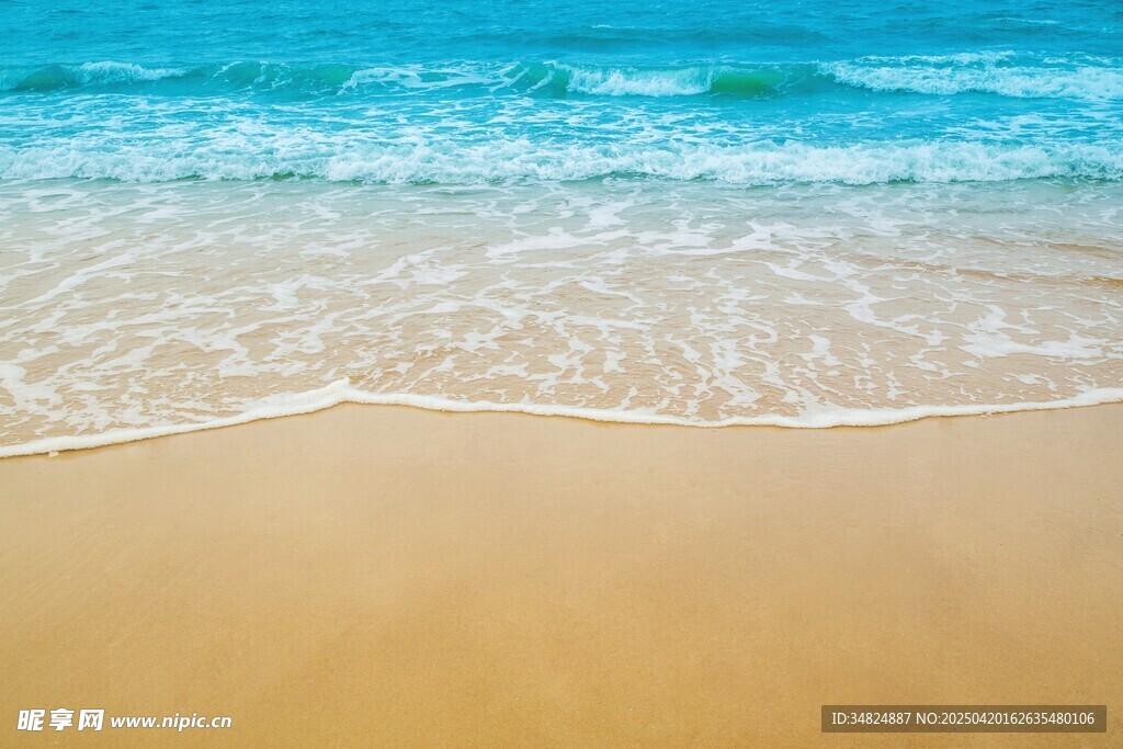金色沙滩与蔚蓝海浪