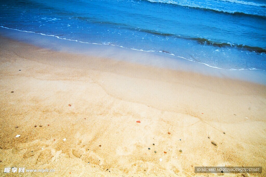 金色沙滩与蓝色海浪