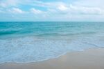 美丽海滩海浪与蓝天