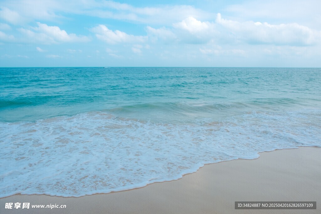美丽海滩海浪与蓝天