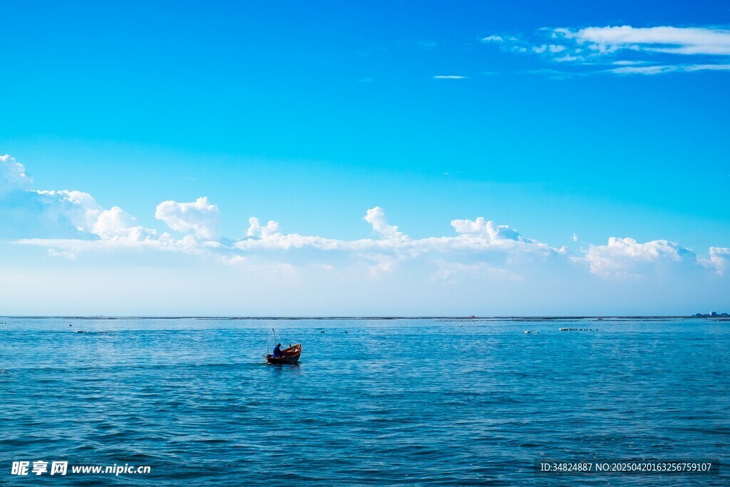 碧海蓝天中的孤舟