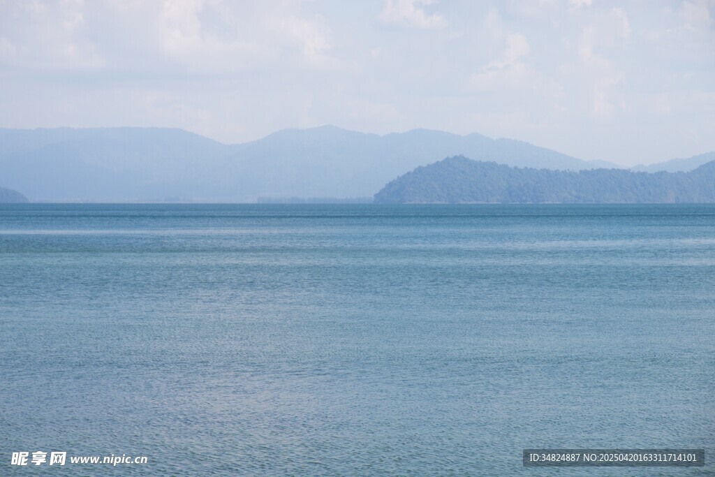 宁静海面与远处山峦景色