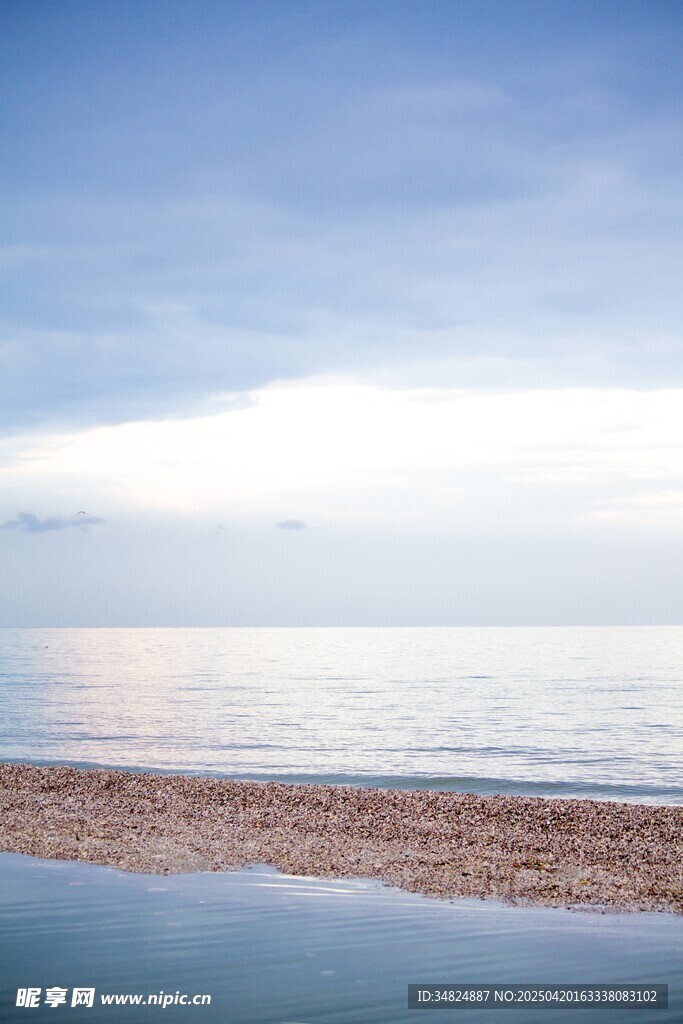 海边美景宁静的蓝色海岸