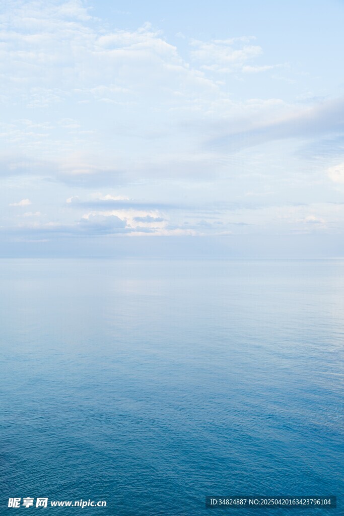 广阔蔚蓝海面与天际