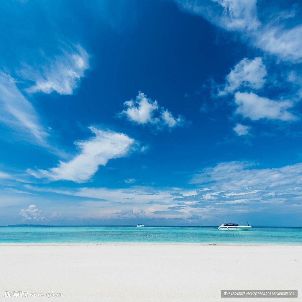 碧海蓝天的纯净海滨风光