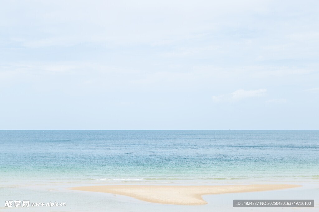 宁静海滩蔚蓝大海美景